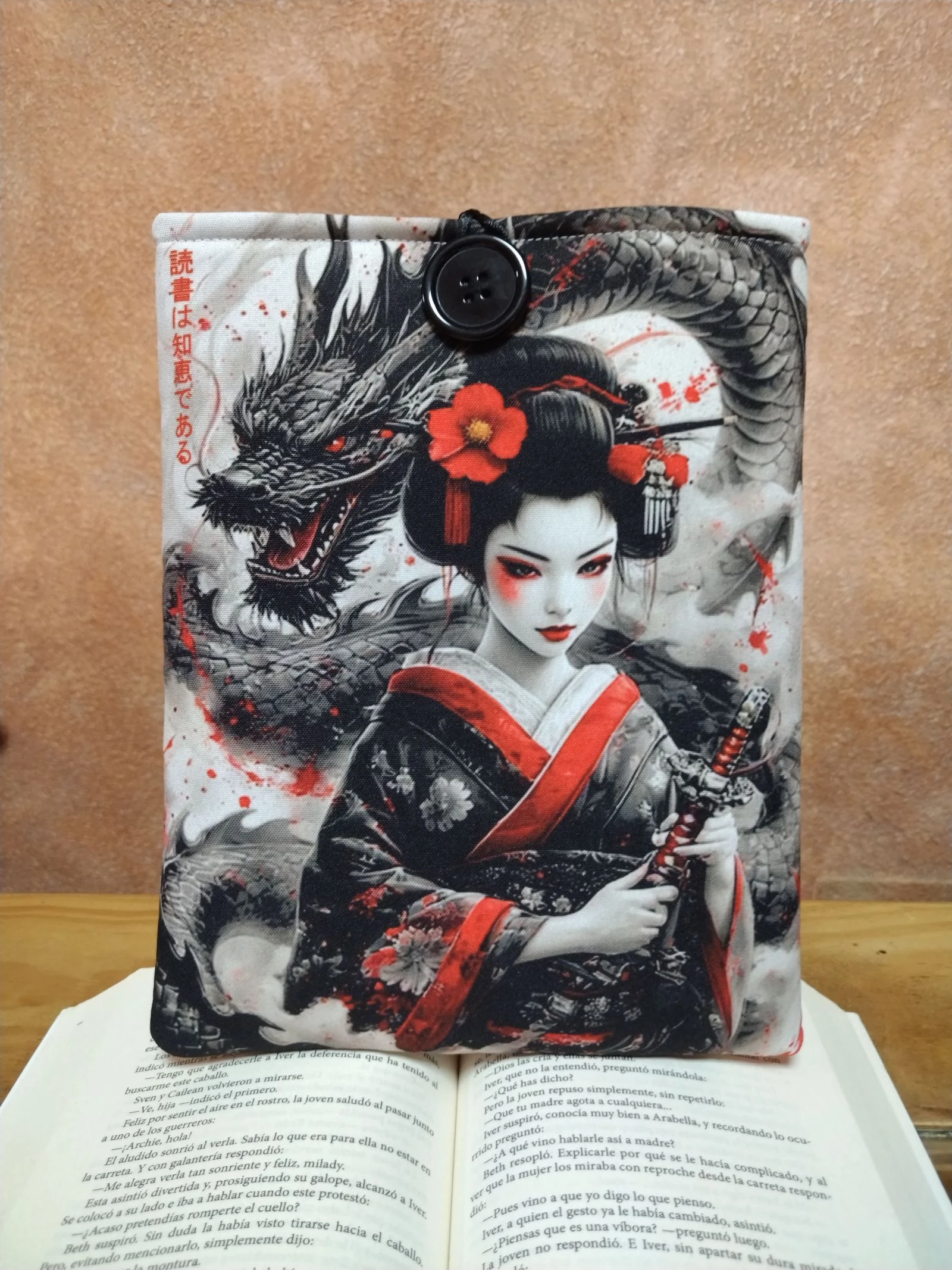 Funda literaria acolchada - Gheisa y dragón - Hecho a mano.